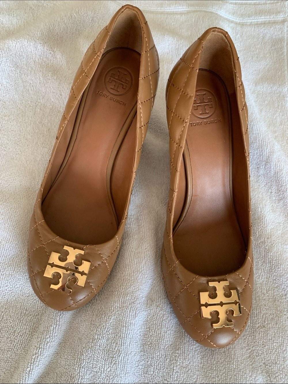Tory Burch Quilted Leather wedge pumps with Gold Logo - Brown/Tan
Size 7.5